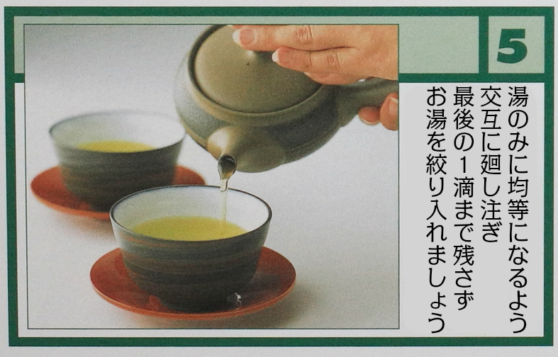 5.同じ色になるよう均等に注ぎます